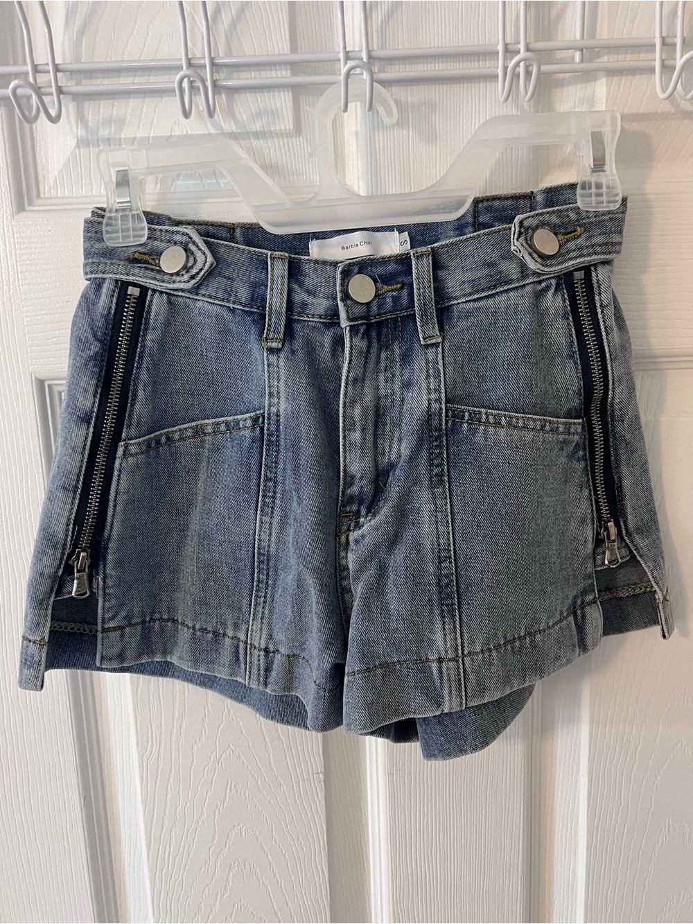 Barbie Chill Small High Rise Denim Side Zip Women's Shorts Medium Wash Y2K